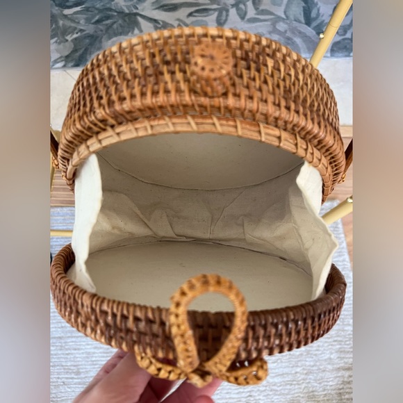Very gently used rattan circle purse with long strap - Picture 2 of 4